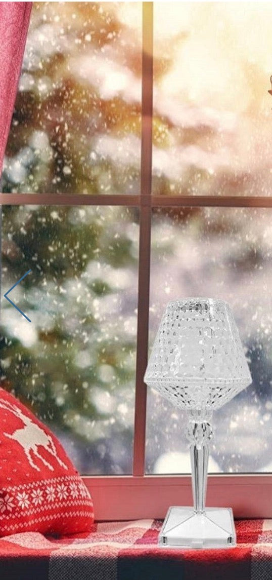 Luce d’autore – lampada da tavolo ricaricabile effetto cristallo