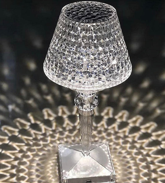 Luce d’autore – lampada da tavolo ricaricabile effetto cristallo