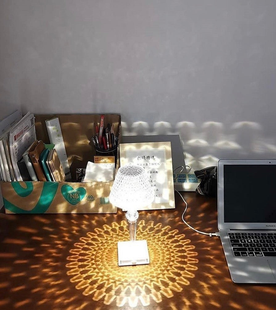 Luce d’autore – lampada da tavolo ricaricabile effetto cristallo